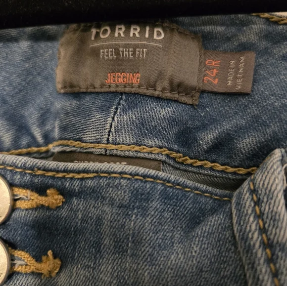 Torrid 3 Button High-Rise Distressed Jegging 24R (c) - Picture 12 of 13